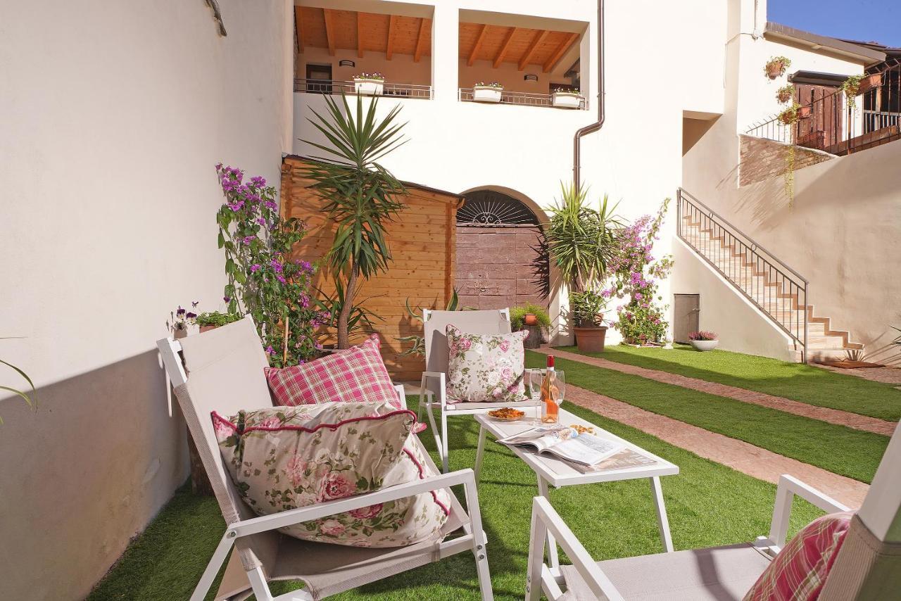 Apartments Villa Bougainville San Felice del Benaco Eksteriør bilde